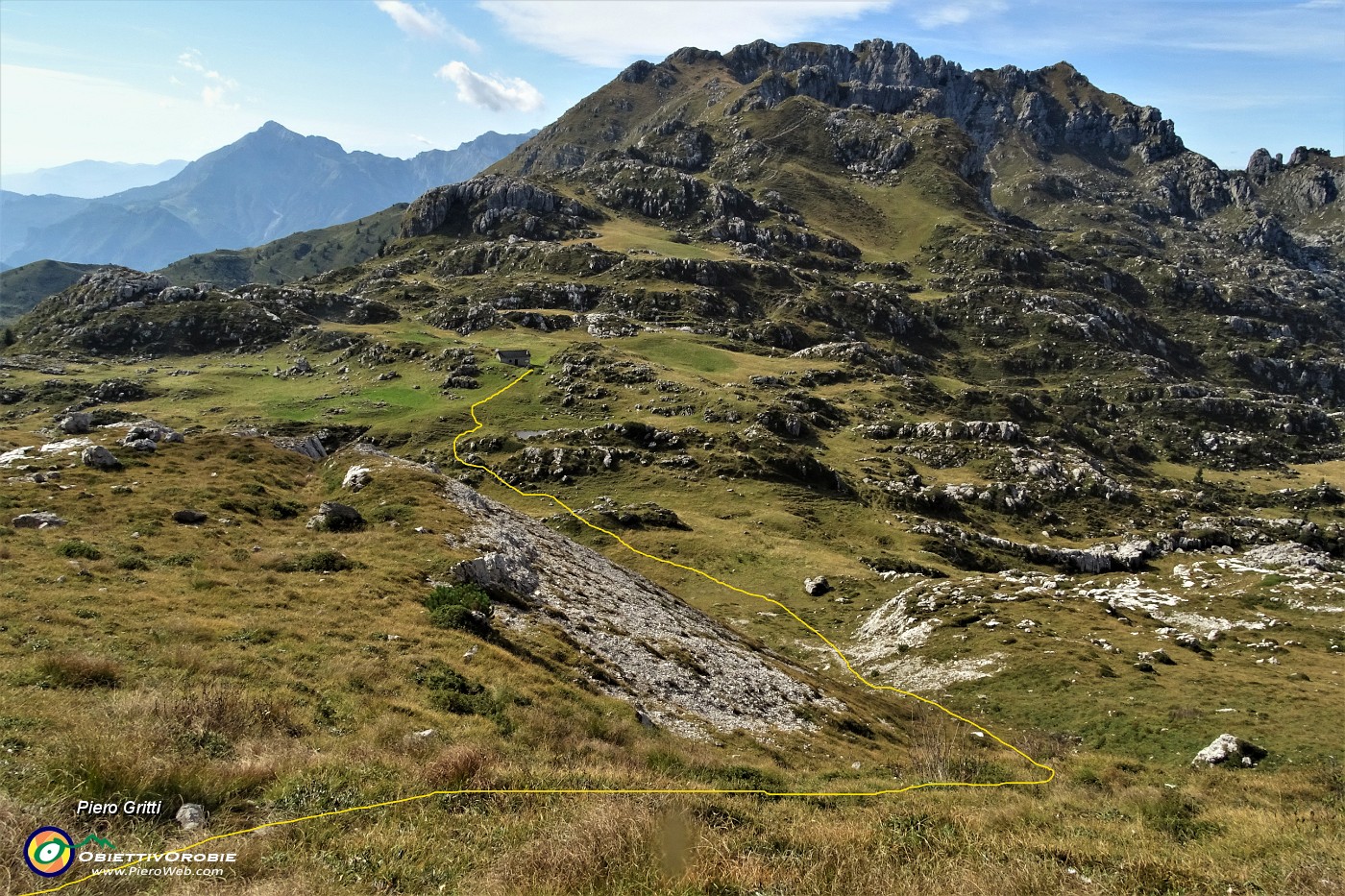 74 Scendo a vista dal ripido pratone del vresante nord per agganciare il sent. 101-Anello dei Campelli.JPG -                                